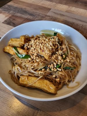Tofu pad thai at Pho Van in Pittsburgh