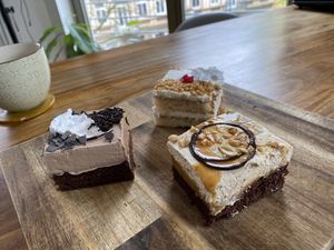 Mousse au chocolat, Frankfurter Kranz, snikers Kuchen  at Apple & Eve in Hamburg