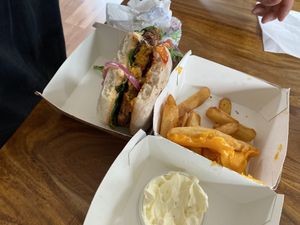 Cheeseburger und cheese Pommes  at Apple & Eve in Hamburg