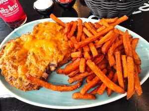 Seitan Schnitzel mit Käse und Champignons, dazu Süsskartoffelpommes at Apple & Eve in Hamburg