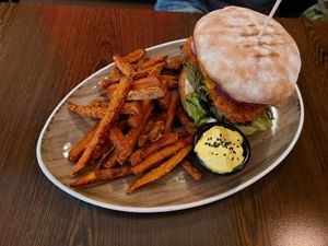 Chili cheeseburger with sweet potato fries at Apple & Eve in Hamburg