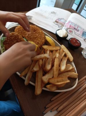 Schnitzel mit Pommes at Apple & Eve in Hamburg