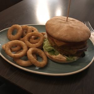 Schnitzel Burger und Onion rings 😋  at Apple & Eve in Hamburg
