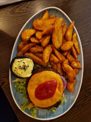 Falafel Cheese Burger ohne Burgerbrötchen 😊 mit Wedges und Knobi Mayo at Apple & Eve in Hamburg
