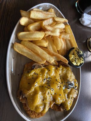 Champ.Cheese Schnitzel mit Pommes  at Apple & Eve in Hamburg