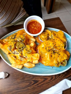 Chilli cheese loaded schniztwl at Apple & Eve in Hamburg