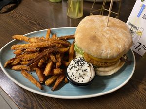 Champignon Cheeseburger, mit Süßkartoffelpommes und Trüffel-Mayonnaise   at Apple & Eve in Hamburg
