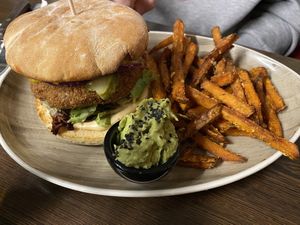Falafel Cheeseburger, mit Süßkartoffelpommes und Guacamole  at Apple & Eve in Hamburg