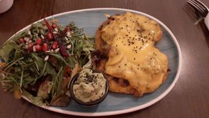 Champignon Käse Seitanschnitzel mit Beilagensalat und zitronoger Guacamole at Apple & Eve in Hamburg