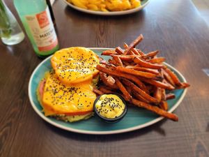 Guakomole Schnitzel mit Süßkartoffelpommes und Knoblauchmayo at Apple & Eve in Hamburg