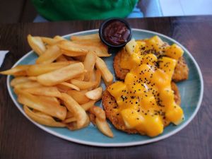 Hawaii Schnitzel mit Pommes und BBQ Sauce at Apple & Eve in Hamburg