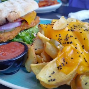 Burger mit Chili cheese Fries at Apple & Eve in Hamburg