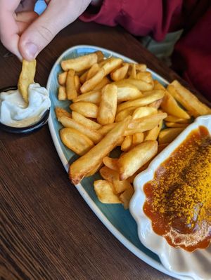Fries, vegan mayo at Apple & Eve in Hamburg