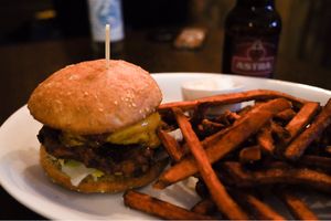 Guacamole Burger und Süßkartoffelpommes at Apple & Eve in Hamburg