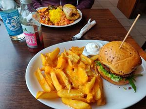 Burger, Pommes mit Käse überbacken, Tagesgericht: Chili sin Carne, gefülltes Krautblatt und Reis. Yumm! at Apple & Eve in Hamburg