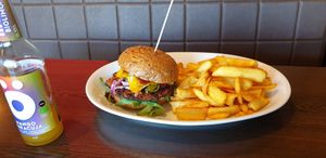 chilli cheese burger mit Pommes at Apple & Eve in Hamburg