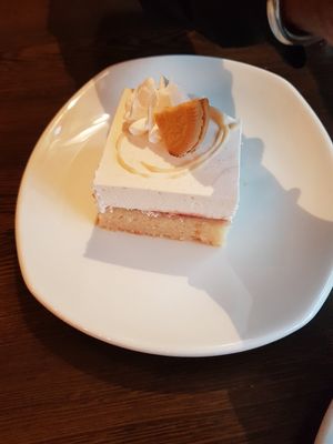 White chocolate cake at Apple & Eve in Hamburg