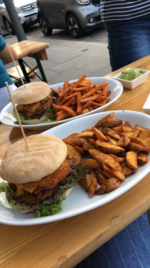 Schnitzel Burger + wedges, Röstiburger + Süßkartoffelpommes  at Apple & Eve in Hamburg