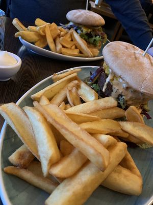 Chili Cheese Burger und Guaccemole Burger mit Pommes at Apple & Eve in Hamburg