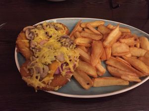 Schnitzel mit Zwiebeln und Champignons überbacken  at Apple & Eve in Hamburg