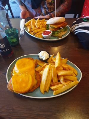Crispy Chili Cheeseburger und Avocado Schnitzel at Apple & Eve in Hamburg
