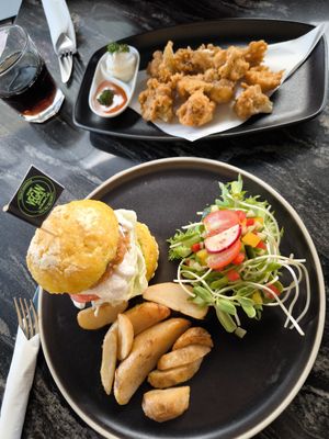 Cauliflower Wings (glutenfrei), ?฿ –
The Hawaiian Chikin Burger (glutenfrei), 340฿ at The Vegan Table in Phuket