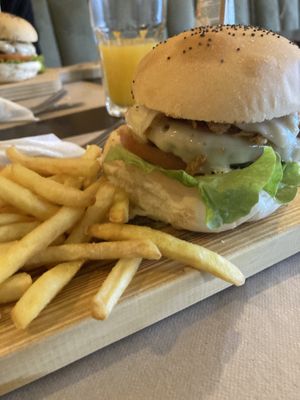 Hambúrguer com queijo vegan #Veganuary at Iron Duke in Aveiro