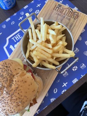 Lady D com nuggets e queijo vegan  at Iron Duke in Aveiro