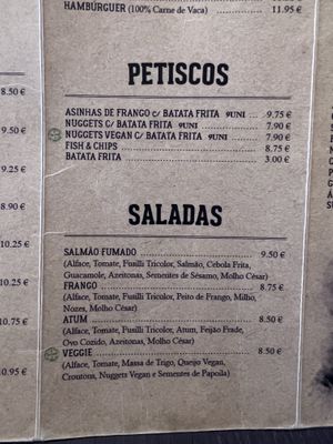 Petisco nuggets com batata frita e salada  at Iron Duke in Aveiro