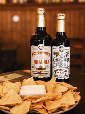 Nachos c/ queijo vegan um petisco de comer e chorar pois mais. Samuel Smith cerveja artesanal vegan. at Iron Duke in Aveiro