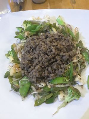 Lentilles et légumes croquants at Angela's Place in Mancora
