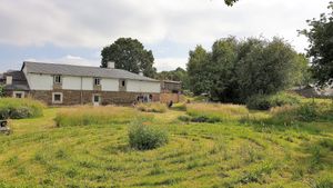 Big back lawn at Albergue Ponte Ferreira in Palas De Rei