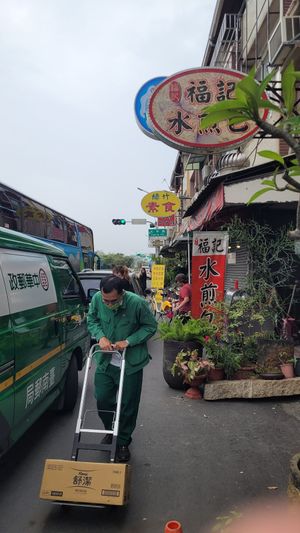 Follow the yellow sign at Zhú SùShí Guǎn in Tainan