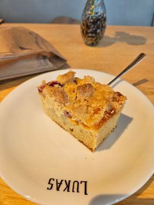 Veganer Mandarine-Kirsch-Streuselkuchen at Lukas Bäcker in Leipzig