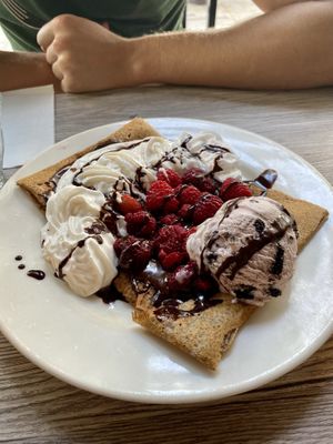 Veganer Crêpe mit Eis, Sahne und Himbeeren  at Coffee Crepes in Paris