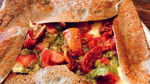 la galette "triomphe" avec tomates séchées, tomates fraîches et basilic, huile d'olive at Coffee Crepes in Paris