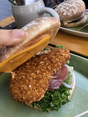 ZEITGEIST vegane Hähnchenalternative im Knuspermantel, vegane Goldscheibe & Trüffelsosse.  at Hans im Glück - Tal in Munich