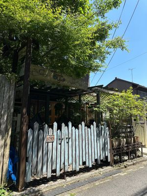 Outside, there was a line of 3 people in front of us at opening time (1PM) at Ramuna in Nara