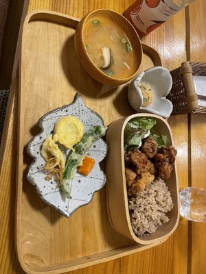 No me pude resistir y me comí algunas verduras del tempura antes de tomar la foto   at Ramuna in Nara