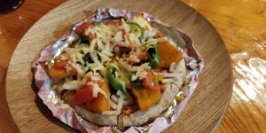 The vegan pizza (they are served with additional potato snacks) at Ramuna in Nara