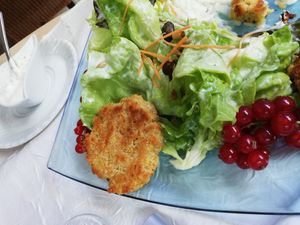 Kichererbsen Bratlinge mit Salat und Schmanddipp (veget.) at Goldenes Lamm in Dinkelsbuehl