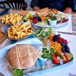 burger and croque at La Brasserie in Zedelgem