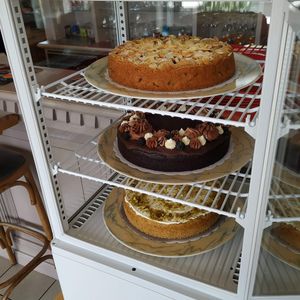 Een gevulde taartenkast :) at La Brasserie in Zedelgem