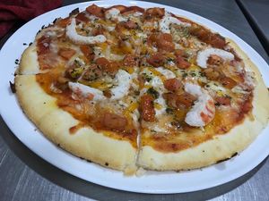 Pizza Provola con langostinos veganos  at Ristorante Gourmet in Elche