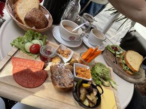 Vegane Frühstücksplatte und Avocado Landbrot gegrillt 😍 at Café Wohnraum in Cologne