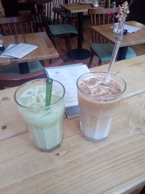 Hafermilch iced matcha latte und cafe latte at Café Wohnraum in Cologne