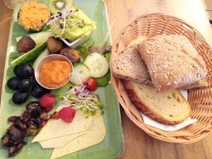 vegan breakfast at Café Wohnraum in Cologne