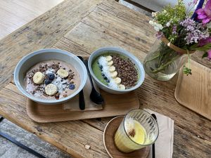 Bowls und Golden Mylk at Balance Deli in Frankfurt