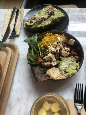 Avocadobrot und Bowl mit Feta aus Tofu at Balance Deli in Frankfurt