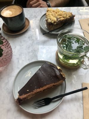 Pflaumenfeigenstreusel und Donauwelle at Balance Deli in Frankfurt